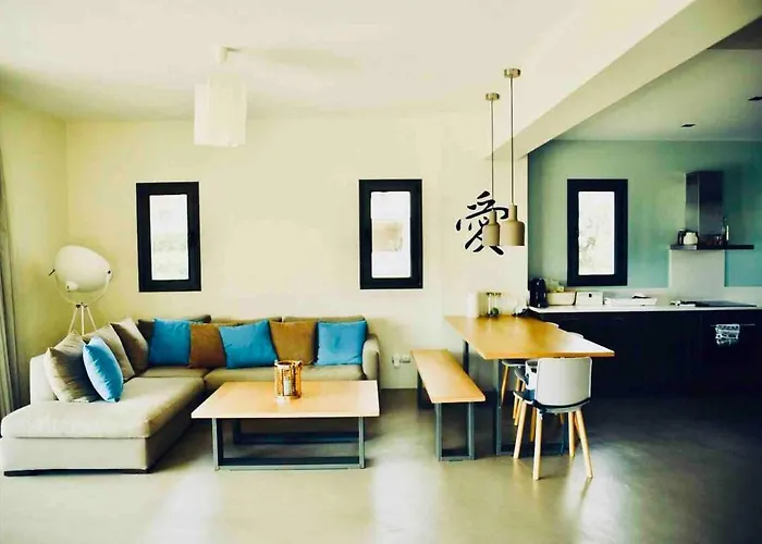 Contemporary, Spacious Boutique House דירה